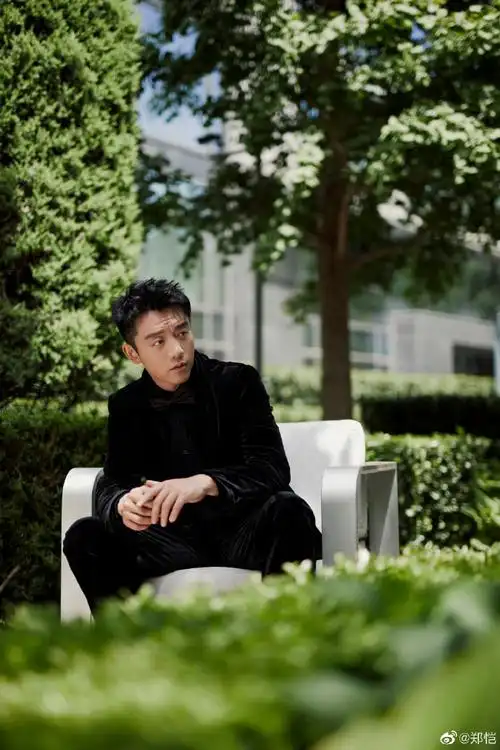 郑恺说好久不见华表奖#郑恺说好久不见,华表奖～黑色西装造型好有