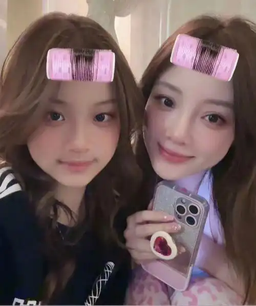 甜馨,李小璐现身董璇女儿生日宴,妈妈比女儿更有少女感,网友评价很