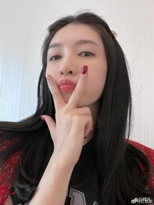 19日,著名女星江疏影微博晒出一组照片,问道:"你们看我的指甲里藏了