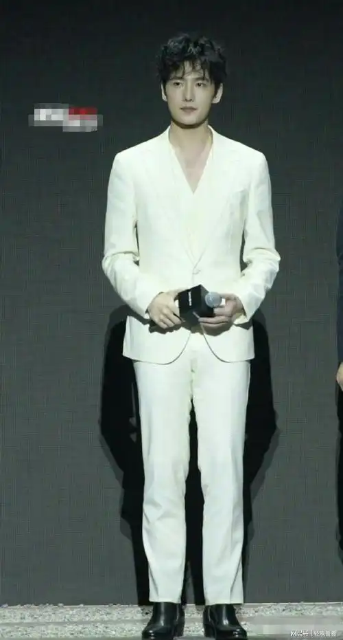 杨洋活动生图曝光,眼神呆滞还发腮?