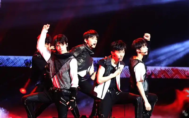 【台风少年团】出道首唱会《狼少年》全员饭拍_哔哩哔哩 (゜-゜)つロ