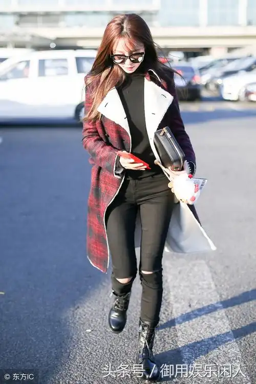 魅力不减!沈梦辰牛仔裤现身机场秀2米长腿