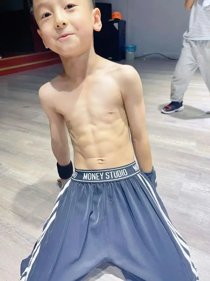 努力孩子会发光 #阳光帅气 #火力全开魅力来袭 #腹肌#你 - 抖音