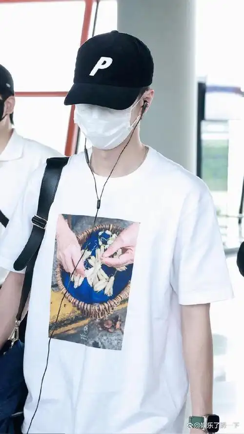 王一博出发前往日本参加时装秀,他身穿简约清爽的白色t恤,整体造型