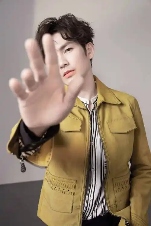 钟汉良 图源微博 侵删 - 堆糖,美图壁纸兴趣社区