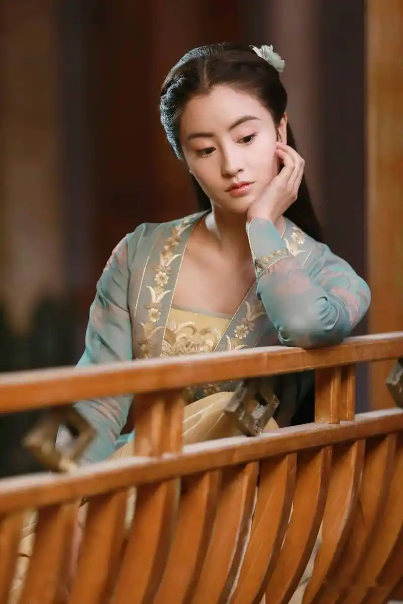 历经9个月,拍摄1800多场戏,95后毛晓慧值得被看见_花木槿