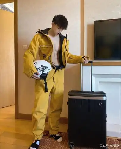 拥有八块腹肌的帅气小哥哥,连体服加身,果然身材高的男生有气质