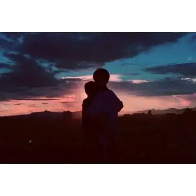 唯美天空情侣头像喜欢的人不一定很优秀只是在他身边的时候你笑得很甜