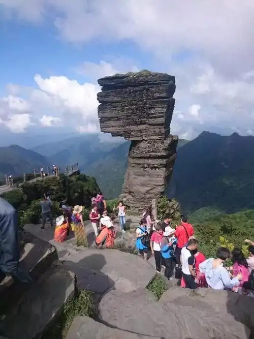 多梵净山最高峰2754米最美的景色都在山巅因此建议带老人孩子或时间