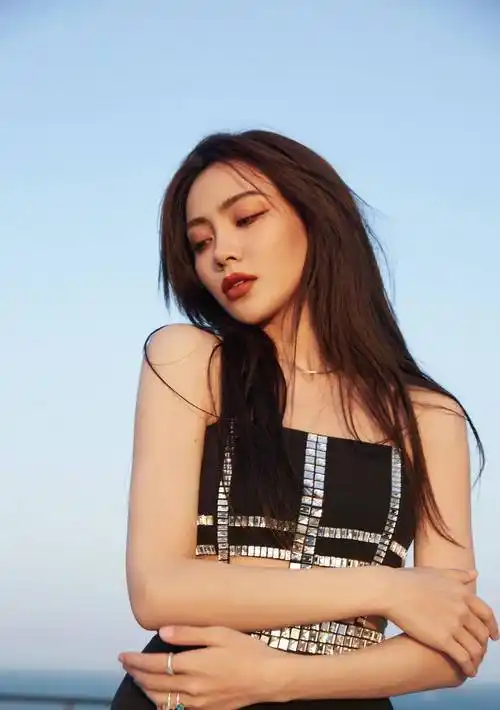 演员谢可寅品牌活动造型曝光,一袭银黑色亮片礼服,大秀曼妙身材_身姿