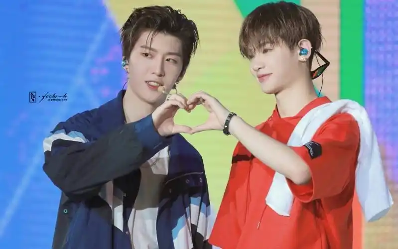 【日常开箱】皇权富贵justin黄明昊范丞丞的手幅_哔哩哔哩_bilibili