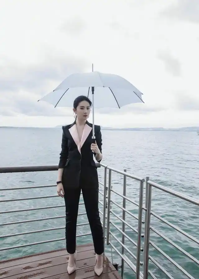 刘亦菲七夕晒湖边漫步黑西装高跟鞋霸道女总裁既视感简直a爆