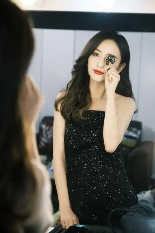 佟丽娅长发红唇造型优雅知性 着抹胸亮片长裙秀优越锁骨