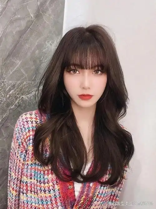 这种卷度比较大的烫发更适合头发长一些的女生,烫过之后尽显女人味