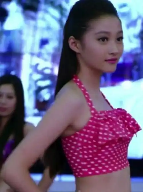 回到这组泳装照上来,尽管只是十多年前青涩稚嫩的关晓彤,但从那双清澈