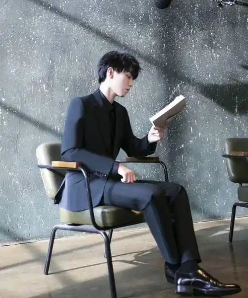 王俊凯好感度提升穿搭指南,让你少年感与时尚感共存_衬衫_显得_颜色