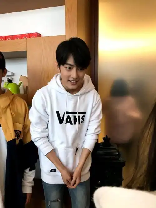 肖战壁纸超话#考古肖战#丨#肖战#    2018年3月14日 腾讯扫楼  生图好