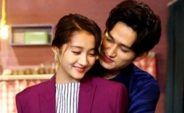 关晓彤拥抱过的4个男人,图3鹿晗要急眼,看到图4却破涕为笑