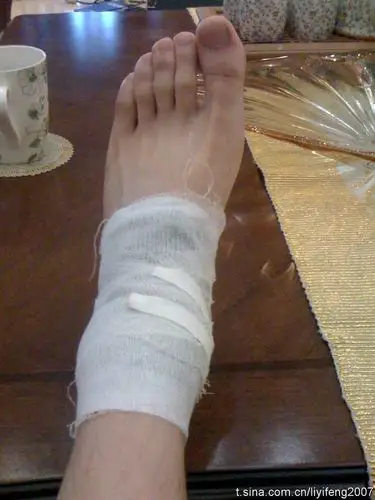 李易峰新闻170528有亮点李易峰更博抓住光脚喵一只