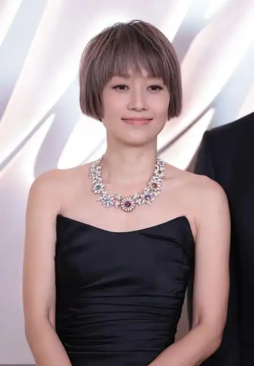 马伊琍终于换发型,"一刀切"配抹胸裙,奔五年纪轻松嫩回25岁|长裙|短发