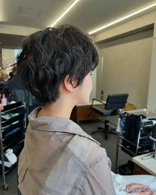 女士短发别乱整,蓬松烫刚刚好,不夸张很时尚_发型_女性_魅力