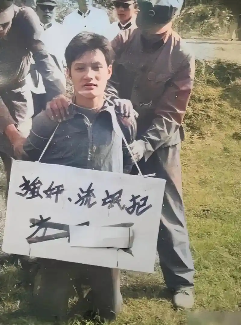 1983年,严打期间,一名被判处死刑的"流氓犯",照片中的他看起来非常的