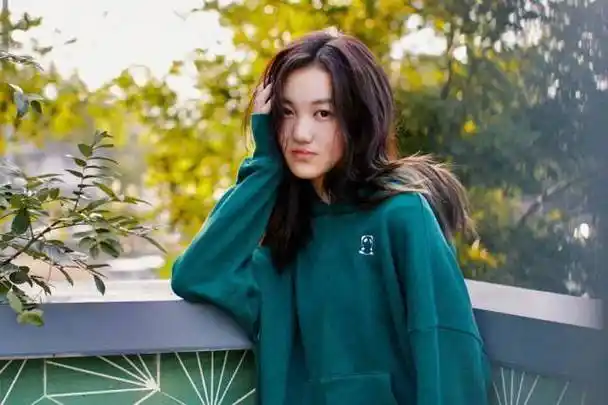 王菲14岁女儿李嫣近照太时尚,撞脸李亚鹏新女友_账号_网友_照片