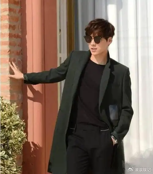 风衣男神之四:李易峰陈伟霆这一身纯白通过不同材质打造出层次感,搭配