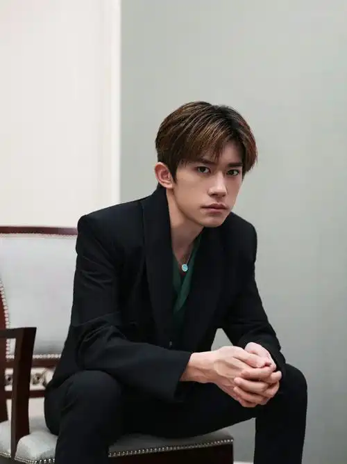 易烊千玺黑西装绿衬衫##易烊千玺v领绿衬衫