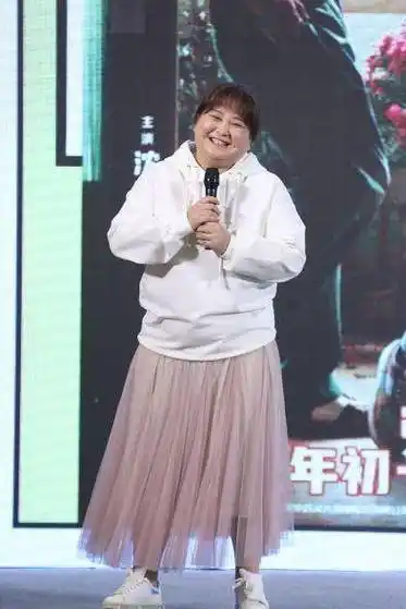 原创谁说胖不能穿纱裙贾玲粉纱裙配白卫衣酒窝大肚子少女感十足