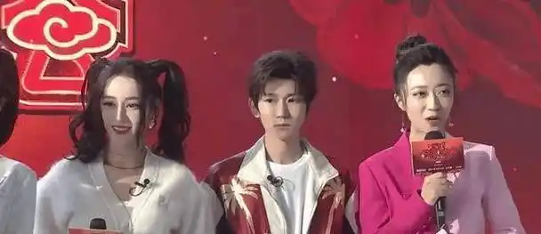 扎双马尾不玩性感扮可爱,跟王源同框像同龄人_休闲_时尚_白色