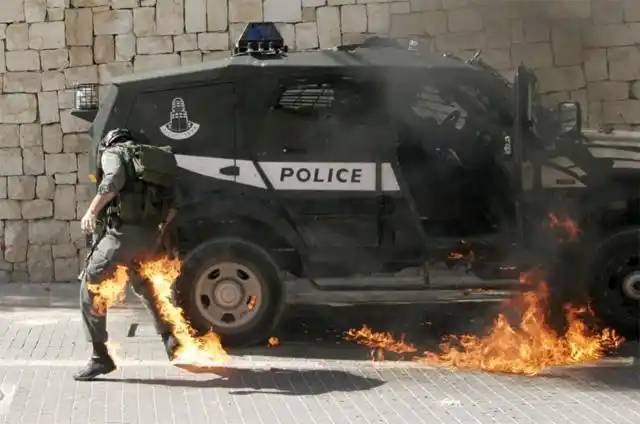 3月18日,东耶路撒冷西尔万地区,一名以色列边境警察的裤子被巴勒斯坦