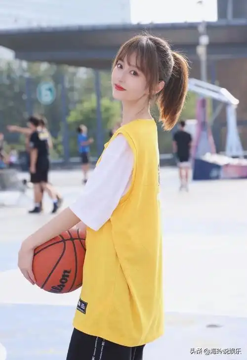 "长江以北,小七最美!",腾讯体育nba美女主播:王小七