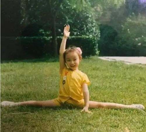 倪妮童年照曝光 从小气质好还能秀一字马