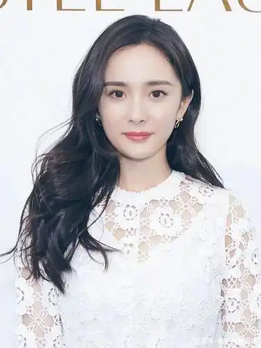 杨幂总露半边脸是因为脸型不对称?高清正面照零瑕疵