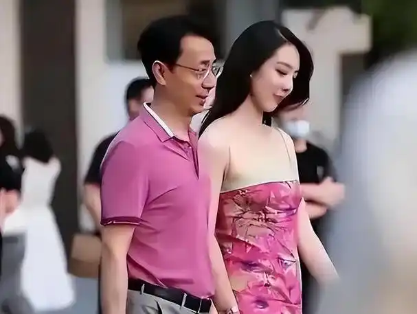 "牵手门"董小姐再惹争议,私房照曝光秀好身材,姿势妖娆很撩人