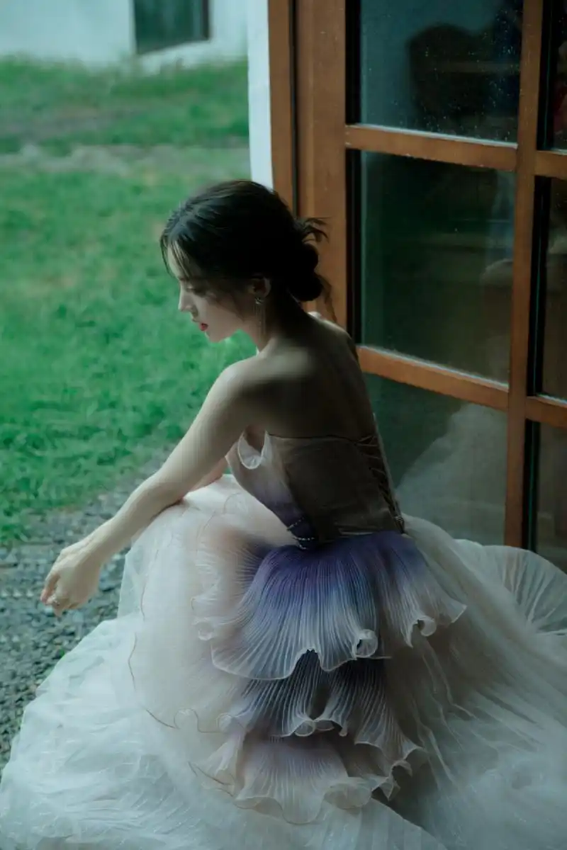 百度秋冬打卡挑战赛#今天古力娜扎的抹胸礼服造型真是令人惊艳,仿佛