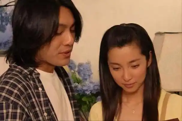 走上国际的她,拉开国内观众的视野,不知她在国外又亲吻了哪些大佬呢?