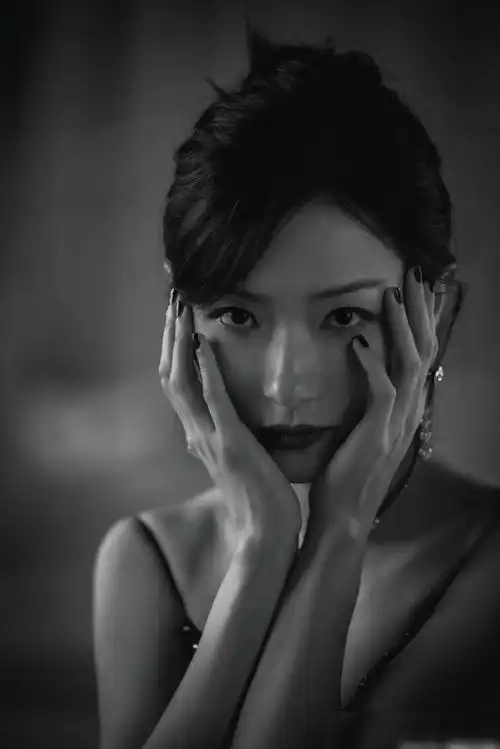 万茜的黑白电影感大片黑白港风感影像照片超级惊艳