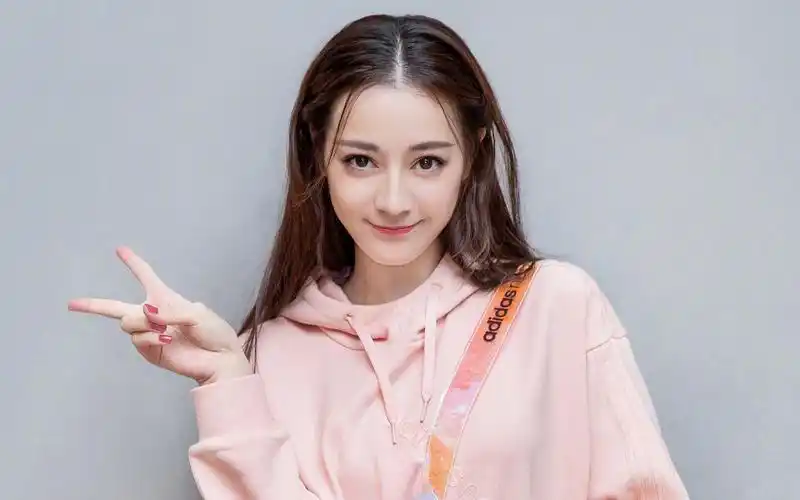 迪丽热巴甜美俏皮高清桌面壁纸