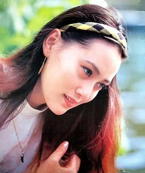 年轻时的宋佳可咸可甜,清纯中不自觉流露出些许媚态,不需要暴露的衣着