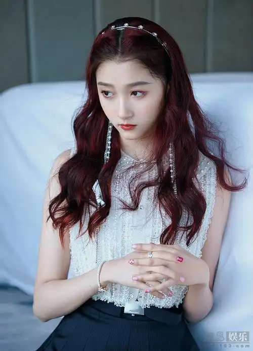 2021年8月18日,关晓彤红发耀眼,衬得媚眼如丝精致,戴珍珠发箍与耳环