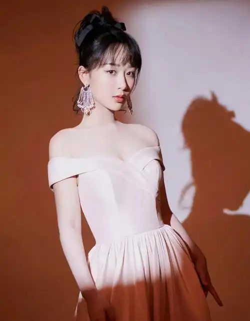 杨紫不再傻白甜穿公主裙小露性感瘦到90斤就是不一般