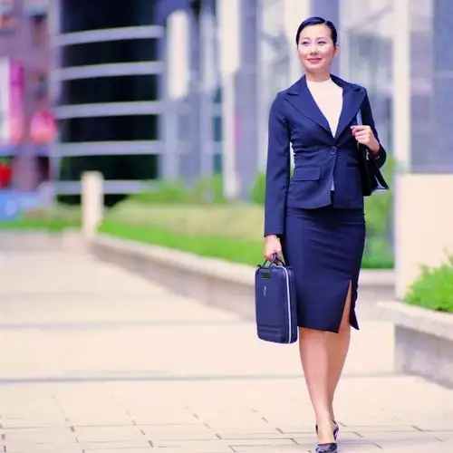 与开车坐车相比,步行上班更加健康,他们享受着步行过程中的自由,轻松