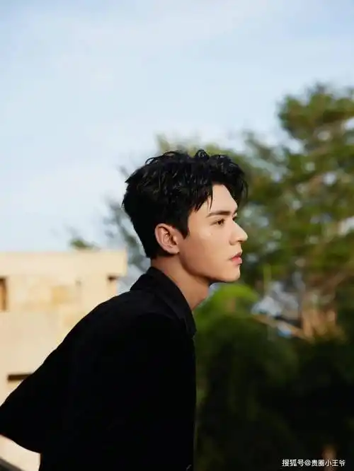 龚俊大学时期旧照流出,9年前的素颜状态,是否整容一目了然_脸蛋_气质