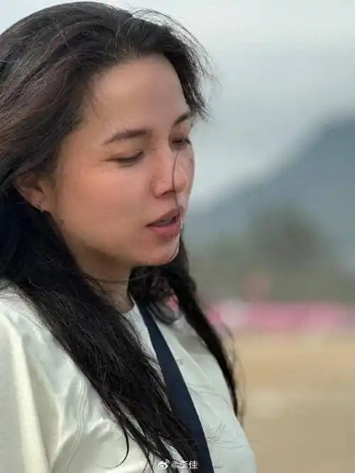 李佳与靳东的婚姻也是很多人的榜样,两人互相理解,包容,信任,一直维持