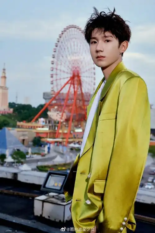王源荧光绿西装造型##王源天台摩天轮大片