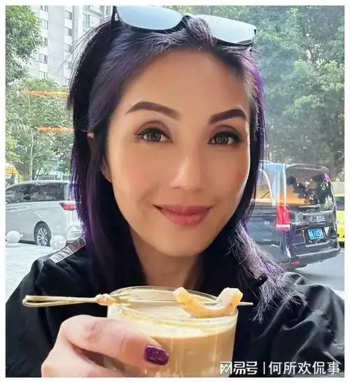 通过这些照片和举动,我们不难看出丁子高对杨千嬅的用心和爱意,而