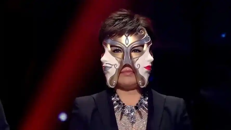 蒙面歌王巫启贤戴着面具声音出卖了自己,铁面乐评团不适合他