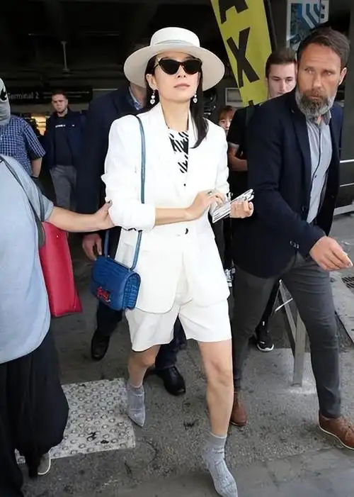 无论是机场look,红毯装扮还是日常街拍,章子怡都能够做到因地制宜